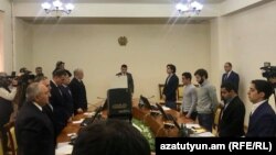 Կլոր սեղան-քննարկման մասնակիցները հարգում են զոհված զինծառայողների հիշատակը