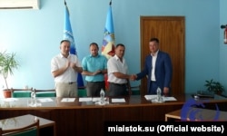 Керівник філіалом №2 ЗАТ «Внешторгсервис» Сергій Горохов підписує колективний договір із трудовими колективами вугільних об’єднань. Фото з сайту МИА «Исток»