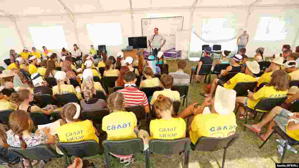 Үзеңнең эчке сәләтләреңне ачу, кешеләргә, тормышыңа уңай караш тудыруга бәйле тренинг. Остазлары Сергей Тетерский