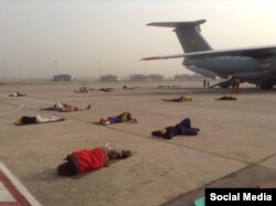 Українці, яких евакуюють з Катманду, сплять на злітній смузі в аеропорту Делі. 6 травня 2015 року(Фото Євгена Жданова з Facebook)