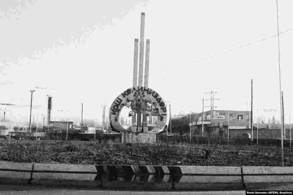 Надпись &laquo;Кош келиңиздер&raquo; при въезде в Ош раньше приветствовала гостей из Узбекской ССР, теперь - из Узбекистана.