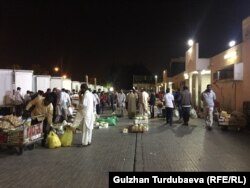 Аль-Айн шаарындагы дыйкандардын түнкү базары.