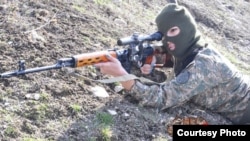 Армения - Женщина-снайпер (Фотография - Hayzinvor.am)