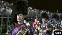 Московский фестиваль продолжает традиции знаменитого Эдинбургского фестиваля военных оркестров, который ежегодно с 1950 года проходит в столице Шотландии