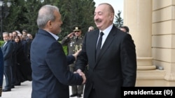 Ադրբեջանի նախագահ Իլհամ Ալիևը ողջունում է Իրանի նախագահ Մասուդ Փեզեշքիանին, Բաքու, 28-ը ապրիլի, 2025թ.