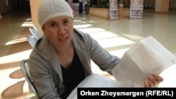 Жительница села Аксуат Тарбагатайского района Восточно-Казахстанской области Роза Келдибаева, чей ребенок заболел гепатитом. Астана, 24 июля 2013 года.  