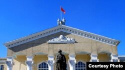 Жусуп Баласагын атындагы КУУнун башкы имаратынын алдында "Кутадгу билиг" эмгегинин авторунун айкели тургузулган. Бишкек ш. 