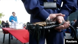 Козак чергує біля виборчої дільниці у Москві на «референдумі» щодо статусу Донецької і Луганської областей, 11 травня 2014 року