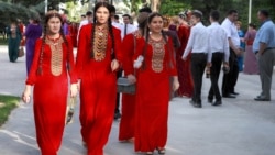 Diňle: Türkmen adalatçysy adam hukuklary babatynda 'möhüm meseleleri' agzaman, talyplar bilen duşuşdy
