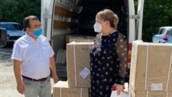 «Кыргызстан: достук жана маданият» коомунун мүчөсү аппараттарды тапшырууда. 7-июль, Бишкек.