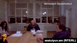 Թիվ 4/20 ընտրատեղամասային հանձնաժողովը նիստը: