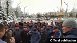 Талас облустук администрациясынын алдына чогулгандар өкмөттүн Таластагы өкүлү Бакытбек Нарбеков менен жолугушууда. 2021-жылдын 29-марты.