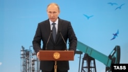 Վլադիմիր Պուտինը ելույթ է ունենում Արևելյան տնտեսական գագաթնաժողովին, 4-ը սեպտեմբերի, 2015թ. 