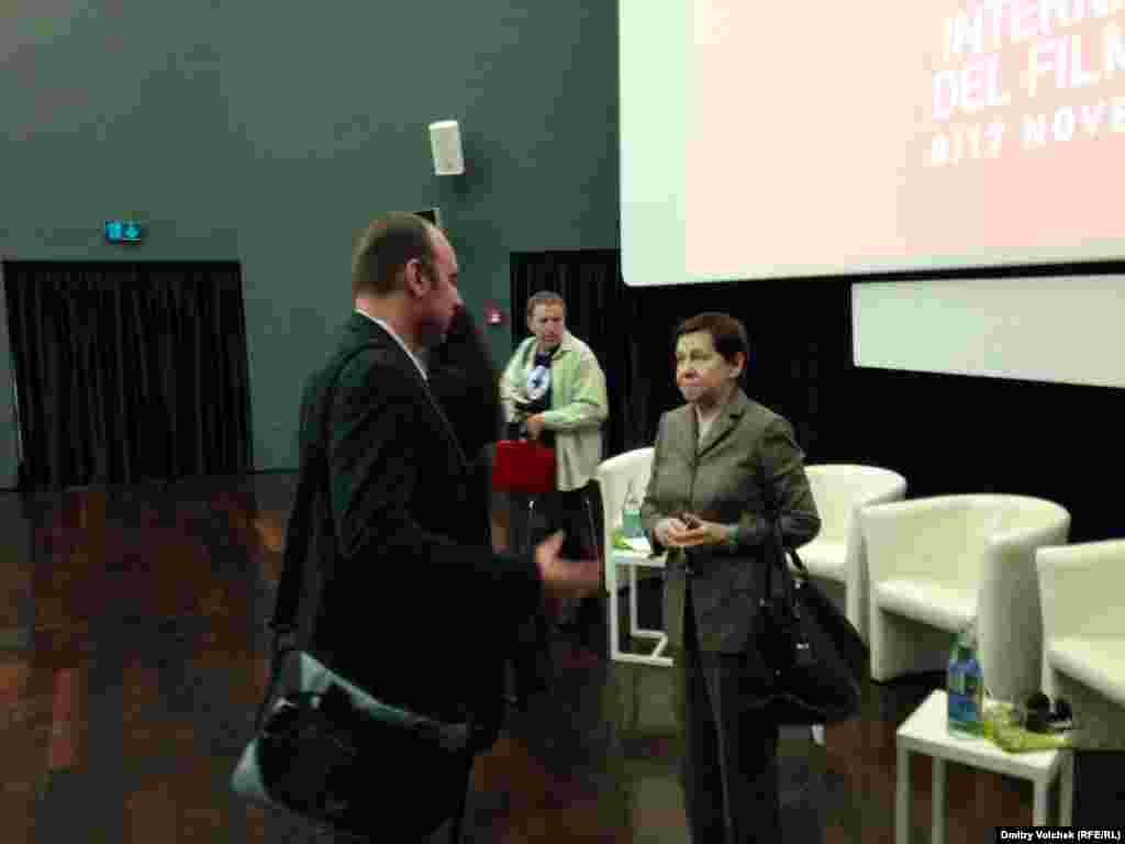 Внук Аркадия Стругацкого Иван и вдова Алексея Германа Светлана Кармалита после дискуссии о фильме &quot;Трудно быть богом&quot;. В белой куртке &ndash;&nbsp;кинокритик Андрей Плахов