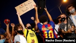 Фанаты "Барселоны" собрались около стадиона "Кампа-Ноу", выражая недовольство руководством клуба. 26 августа 2020 года.