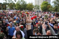 Aleksandr Traykovskiy halok bo‘lgan joyda 15 avgust kuni minglab odam to‘plandi.