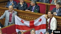 «Наша Украина» осенила депутатов грузинским флагом