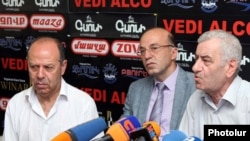 Կարեն Աղամյանը, Թաթուլ Մանասերյանը եւ Լեւոն Անանյանը լրագրողների հետ հանդիպմանը: 1-ը հուլիսի, 2011թ.