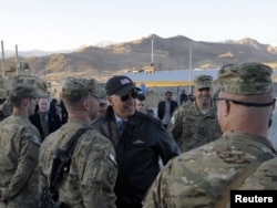 ABŞ-yň wise-prezidenti Jo Baýden Owganystanyň Maýdan Bardak welaýatynda ABŞ-yň harby güýçleri bilen duşuşýar. 2011-nji ýylyň 11-nji ýanwary.