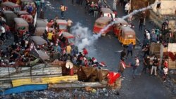 Полиция демонстранттарга жаш агызчу газ чачты. Багдад, 28-октябрь, 2019-жыл.