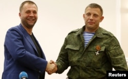 Ті, з ким Владислав Сурков був разом на вікритті пам'ятника. На фото тодішні ватажки угруповання «ДНР», що визнане в Україні терористичним, громадянин Росії Олександр Бородай (ліворуч) і Олександр Захарченко. Окупований Донецьк, 7 серпня 2014 року