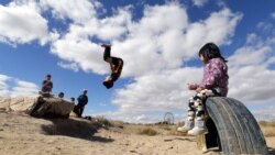 Играющие в сельской местности дети.