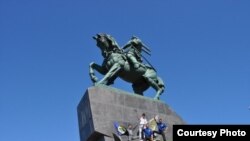 Яшьләр Салават Юлаев һәйкәле янында