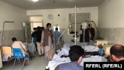 آرشیف، شماری از استادان و محصلین پوهنتون البیرونی ولایت پروان که در اثر انفجار ماین مقناطیسی بر موتر حامل شان زخمی شده اند در یک شفاخانه تحت درمان قرار دارند. 