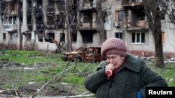 Ýerli ýaşaýjy Tamara Mariupoldaky jaýynyň öňünde