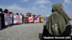 قیرغزستان - تجمع اعتراضی مهاجران افغان در برابر سفارت امریکا در بیشکیک. آن‌ها خواهان منتقل شدن شان به امریکا شدند. (عکس آرشیف)
