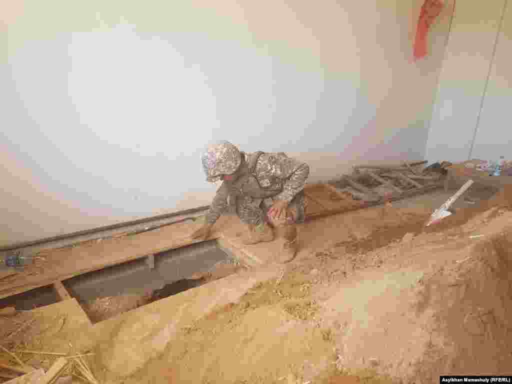 &quot;Азаттыктын&quot; казак кызматынын кабарчысы үйгө түшкөн снарядды көчүрүү операциясына күбө болду. Сапёрлор снаряд түшкөн үйдүн ичин 2 метрге чейин казып, аны алып чыгышты. &nbsp;