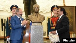 Նիկոլ Փաշինյանը մասնակցում է մարշալ Համազասպ Բաբաջանյանի կիսանդրու բացմանը, Մոսկվա, 14-ը հունիսի, 2018 թ․ 