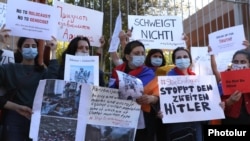 Քաղաքացիները բողոքի ակցիա են իրականացնում Հայաստանում Իտալիայի դեսպանատան առաջ, հոկտեմբեր, 2020թ.