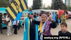 Люди в национальных костюмах и с футбольной атрибутикой около стадиона перед матчем Лиги чемпионов «Кайрат» – «Реал». 30 сентября 2025 года