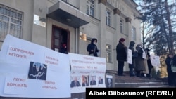 Бишкекте коронавирустан жакындары каза болгондор пикетке чыгышты. 25-январь, 2021-жыл.