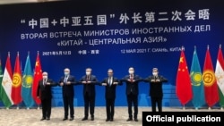 Министры иностранных дел - участники встречи «Китай - Центральная Азия». Слева направо: Абдулазиз Камилов (Узбекистан), Сироджиддин Мухриддин (Таджикистан), Мухтар Тлеуберди (Казахстан), Ван И (Китай), Руслан Казакбаев (Кыргызстан), Рашид Мередов (Туркменистан). 
