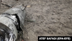 Поліцейські проводять огляд місць, де впали уламки російських ракет (фото ілюстративне)