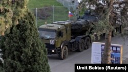 «Виглядають напруженими». Репортаж про російську базу в Сирії (фотогалерея)