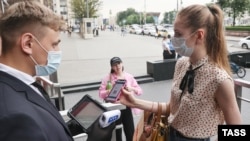 Пред’явлення QR-коду на смартфоні