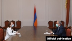 «Իմ քայլը» խմբակցության ղեկավար Լիլիթ Մակունցը վարչապետ Նիկոլ Փաշինյանի հետ հանդիպման ժամանակ, 29-ը դեկտեմբերի, 2020թ