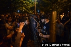 Александр Этвиш (справа) в сквере у Театра драмы, 13 мая