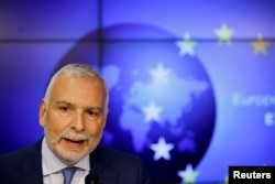 Secretarul general al Serviciului European de Acțiune Externă, Stefano Sannino, la o conferință de presă cu secretarul de stat adjunct al SUA, Wendy Sherman, la Bruxelles, Belgia, 22 aprilie 2022
