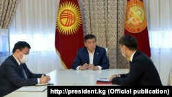 Президент Сооронбай Жээнбеков тышкы иштер министри Чыңгыз Айдарбековду кабыл алган учуру. 13-октябрь, 2020-жыл. Бишкек.