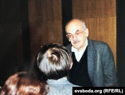 1996 год. Штаб-кватэра Радыё Свабода ў Празе. Булат Акуджава адказвае Аляксандру Лукашуку.