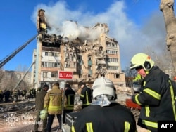 Рятувальник ДСНС під час рятувальних робіт у місці російського удару по житловому будинку. Тернопіль, 19 листопада 2025 року