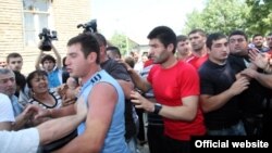 Представители правящей партии опровергают обвинения оппозиции. Что же касается вчерашнего столкновения, они обещают в кратчайшие сроки расследовать произошедшее и наказать виновных по статье «ответственность за хулиганство»