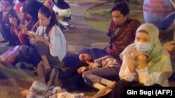 Матарам шаарынын тургундарынын көбү түндү ачык асман алдында өткөрүштү.