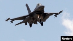 F-16 կործանիչ ինքնաթիռը մոտենում է Ինջիրլիքի ռազմաբազային, Ադանա, Թուրքիա, արխիվ 