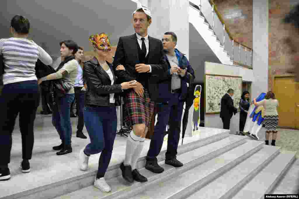 &laquo;Ночь в музее&raquo; в Государственном музее искусств имени Абилхана Кастеева в этом году провели в стиле Арт-мистерии. Посетителя предложили приходить в масках. Многие так и сделали.&nbsp; На некоторых были и необычные наряды. Например, на одном молодом человеке был килт &ndash; юбка, которую носят мужчины-горцы в Шотландии.