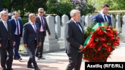 Миңнеханов Прагада сугыш каберлегенә чәчәкләрне Чехия татарлары белән салды